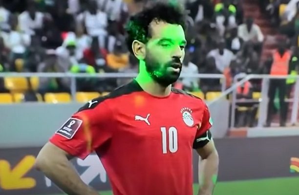 FIFA sanciona y multa a Senegal por láseres contra Salah y Egipto
