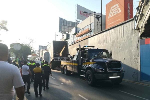 Tráiler atorado en túnel de Viaducto provocó caos vial por 3 horas