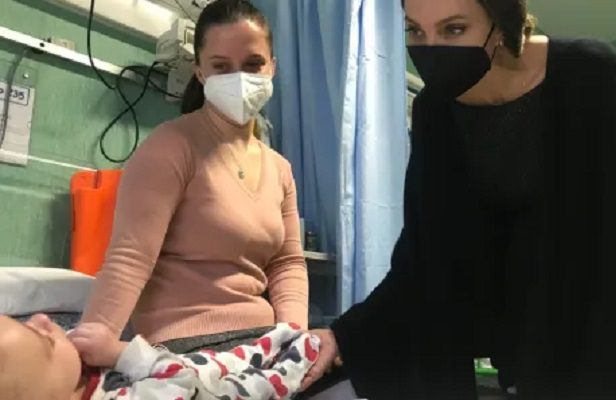 Angelina Jolie visita a niños heridos y voluntarios en Ucrania #VIDEOS
