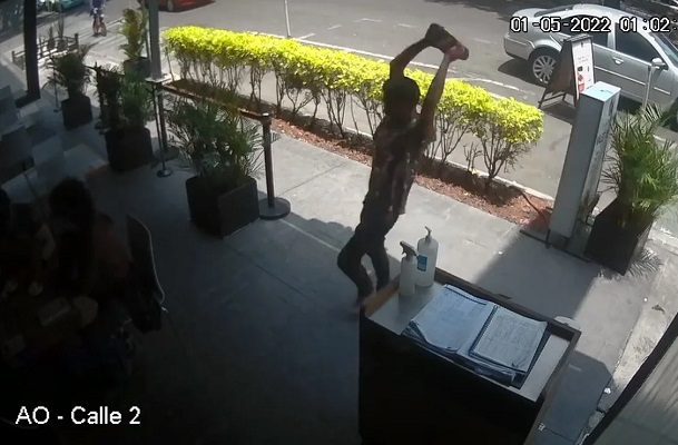 Hombre golpea con un tabique a joven dentro de un restaurante en la Roma #VIDEO