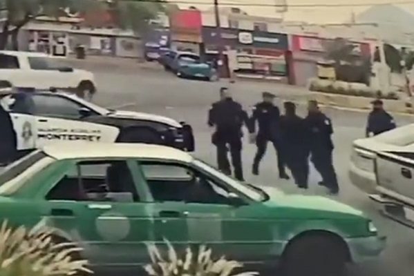 Policías de Monterrey se enfrentan a otros uniformados en plena calle #VIDEO