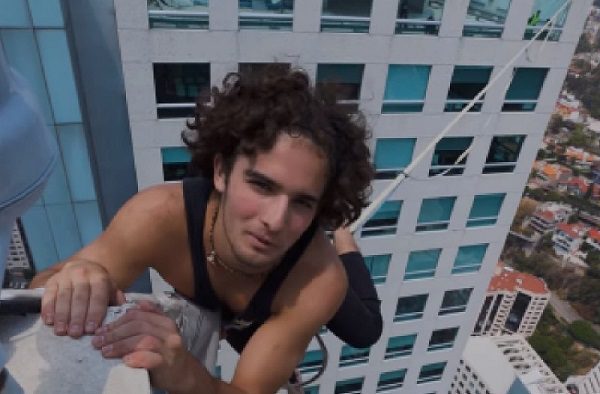 El influencer Mau Otero cruzó dos torres de un edificio de la CDMX en la cuerda floja
