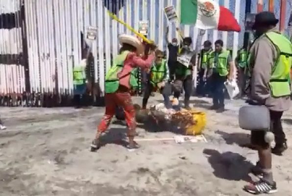 Así quemaron en Tijuana una piñata de Trump durante protesta promigrantes #VIDEO