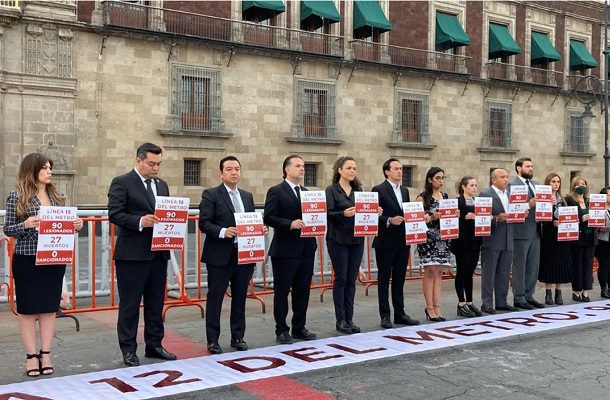 PAN coloca ofrendas florales frente a Palacio Nacional por aniversario de L12