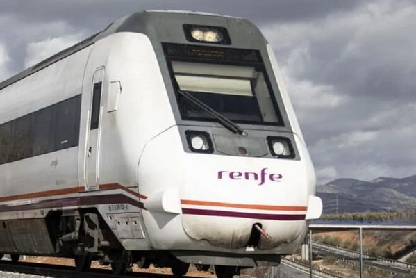 Hombre muere arrollado por tren mientras intentaba rescatar a su perrito, en España