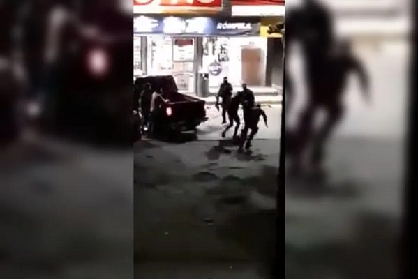 Hombre noquea a policía durante arresto en Michoacán #VIDEO