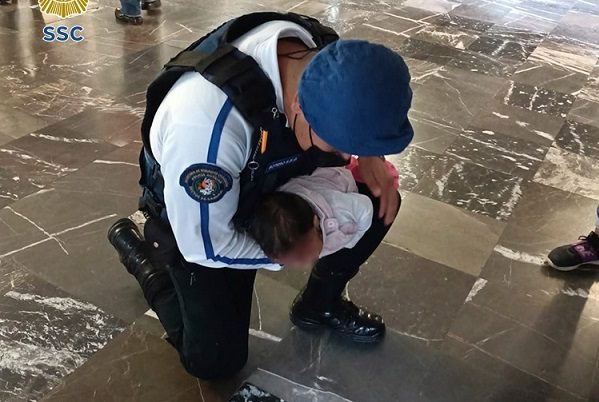 Policía rescata a bebé que se ahogaba en Metro Pantitlán