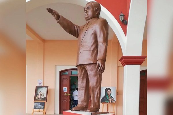 Erigen una estatua de Miguel Barbosa, gobernador de Puebla