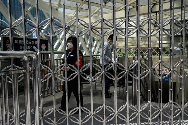 Pekín cierra decenas de estaciones del metro para controlar brote covid