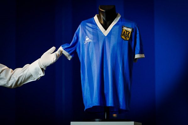 Venden en 9.2 millones de dólares la mítica playera de Maradona