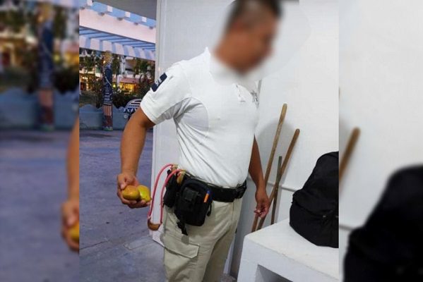 Exhiben a policías de Puerto Vallarta "armados" con mangos y resortera
