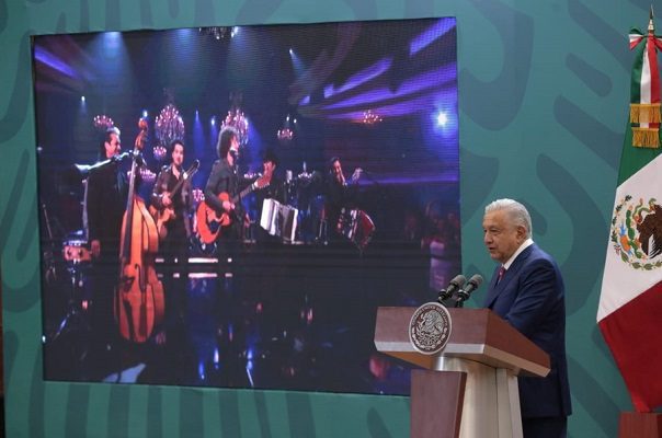 AMLO responde a gobernador de Texas con canción de Los Tigres del Norte