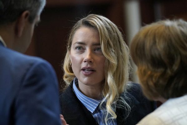 Amber Heard asegura que Johnny Depp la la golpeó y amenazó con matarla