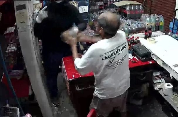 Ladrón arroja contra el suelo a abuelito para asaltar tienda, en Chetumal #VIDEO