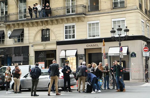 A plena luz del día, enmascarados atracan joyería de lujo de Chanel en París #VIDEO
