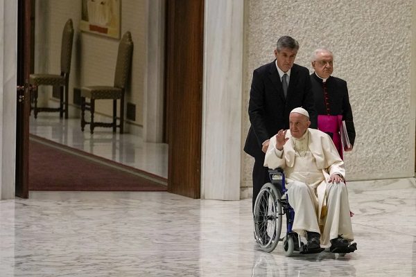 El Papa Francisco llega a asamblea en silla de ruedas