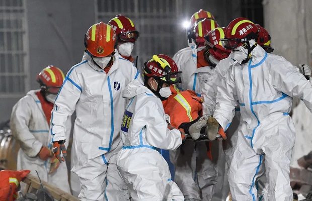 Suman 53 muertos tras colapso de un edificio de seis pisos en China