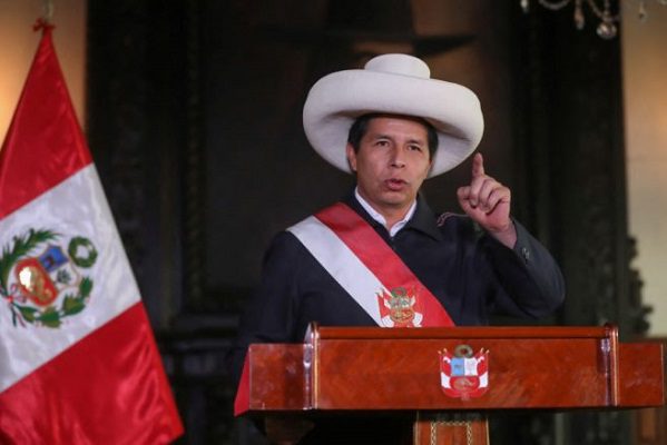 La Fiscalía de Perú investiga al presidente Pedro Castillo y a su esposa por plagio de tesis