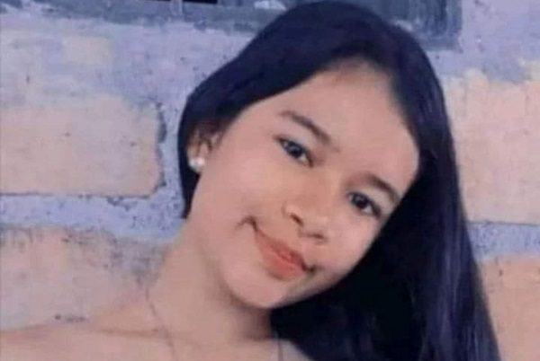 Adolescente envía foto de su asesino antes de morir; pobladores lo encuentra y lo linchan #VIDEO