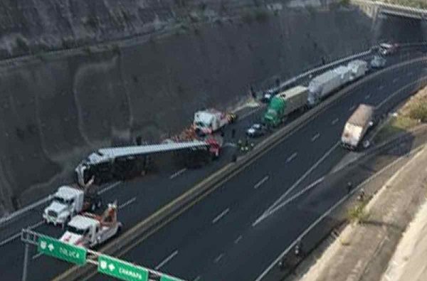 Volcadura de tráiler colapsa el Circuito Exterior Mexiquense; chofer está herido