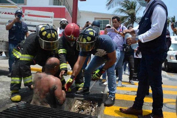 Hombre se pierde en playa y termina atrapado en drenaje pluvial, en Veracruz
