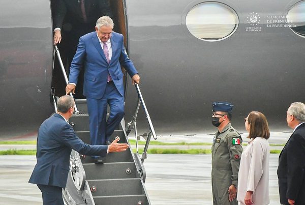 AMLO arriba a El Salvador como parte de su gira por Centroamérica