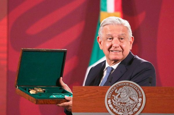 AMLO presume devolución de pistola de Francisco Villa y confirma reunión con Raúl Castro