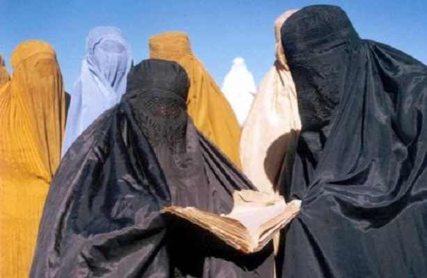 Talibanes ordenan que mujeres y niñas afganas porten burka en lugares públicos