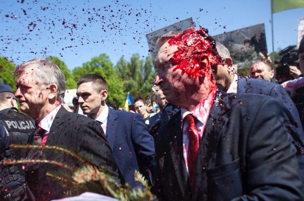 Bañan con pintura roja al embajador de Rusia en Polonia por la invasión a Ucrania #VIDEO
