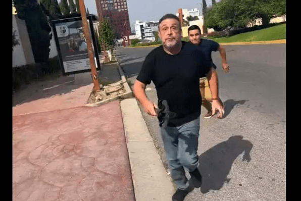 Sujeto agrede a pareja con martillo por decirle que estaba mal estacionado, en SLP #VIDEO