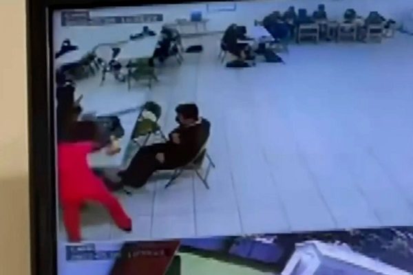 Madre da cinturonazos a niño que denunció a su hijo por acoso #VIDEO