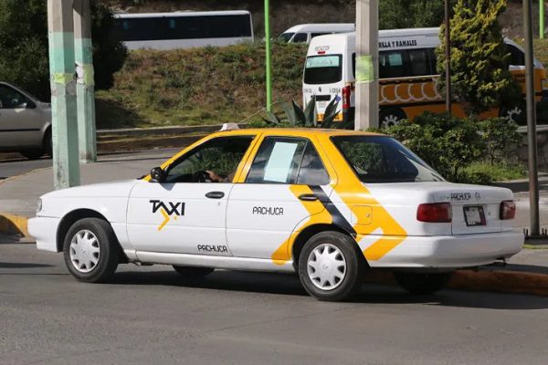 Mujer se arroja de taxi en movimiento para evitar secuestro, pero chofer la atropella, en Pachuca