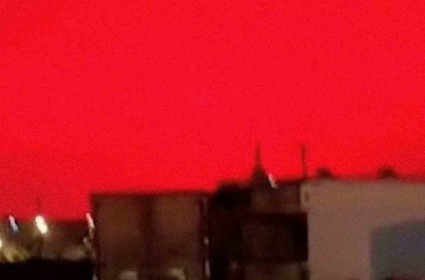 Cielo rojo causa pánico en ciudad de China #VIDEOS