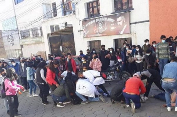 4 muertos y 50 heridos en avalancha humana en Universidad de Bolivia #VIDEOS