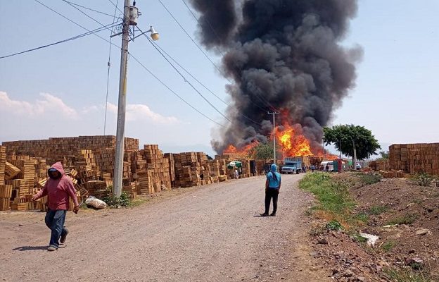 Sofocan fuerte incendio en la carretera México-Cuautla #VIDEOS