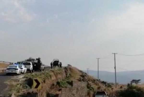 Localizan 6 cuerpos con signos de violencia en una camioneta en Michoacán