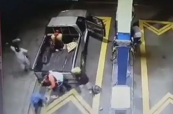 Con machete en mano, hombre se defiende de asalto #VIDEO