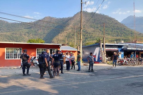 3 niños y 4 adultos heridos tras explosión de almacén de pólvora, en Veracruz