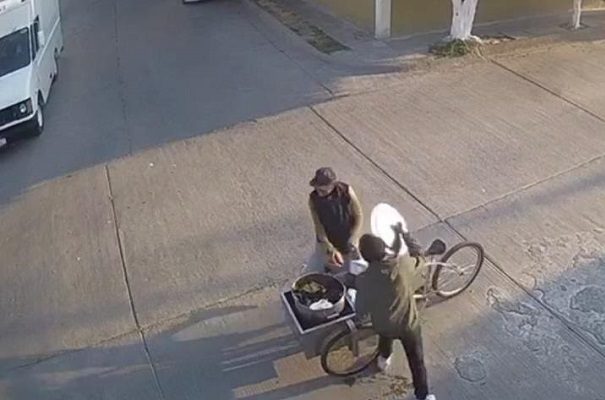 Tamalero usa tapa de olla como escudo para defenderse de asalto, en Guanajuato #VIDEO