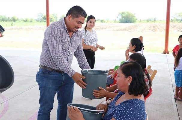 Alcalde en Chiapas presume entrega de cubetas por Día de las madres
