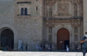 A golpes, detienen a hijo de dueño de hotel acusado de espiar a clientas, en Oaxaca #VIDEOS