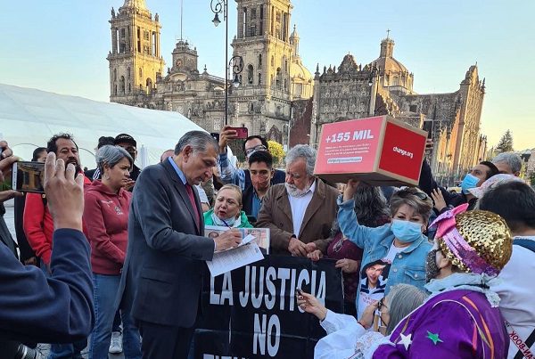 Madres de desaparecidos se manifiestan en Palacio Nacional