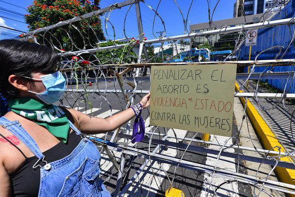 Dan 30 años de cárcel a mujer que sufrió un aborto involuntario en El Salvador