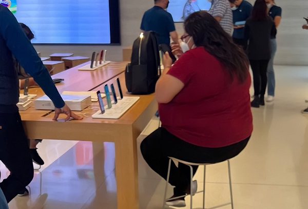 Tunden en redes a Citlalli Hernández por foto en tienda Apple en Polanco