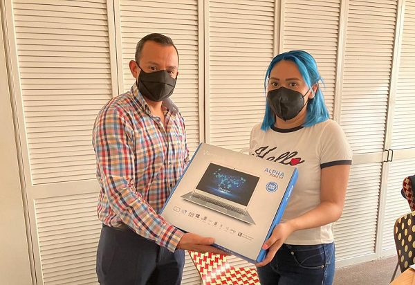 Regalan laptop nueva a chica que suplicó por su tarea durante asalto en la México-Pachuca