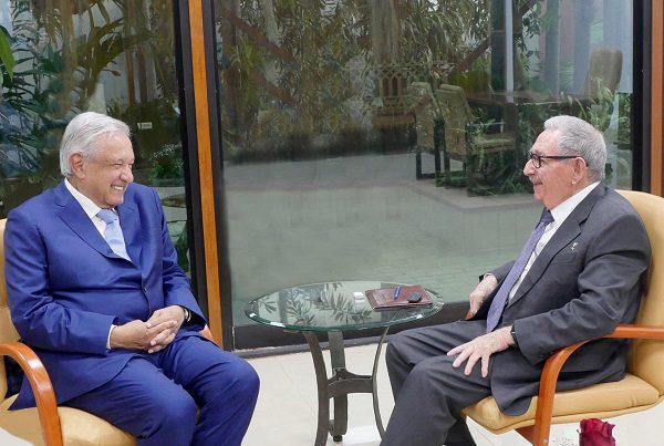 AMLO y Raúl Castro rememoraron historia común durante encuentro
