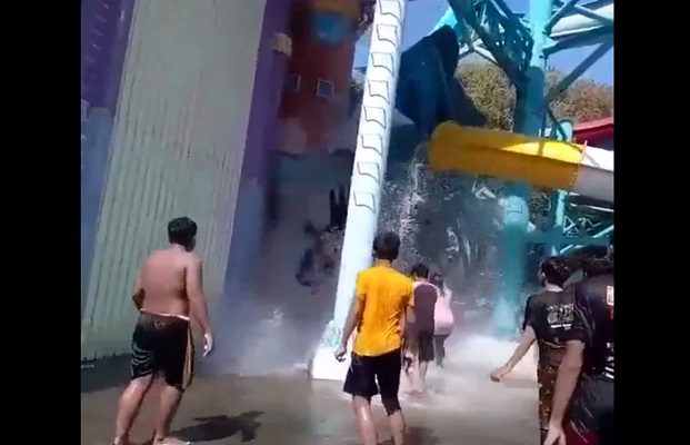 Niños caen desde 10 metros de altura luego que tobogán se desprendiera, en Indonesia #VIDEO