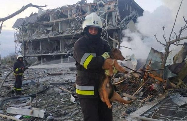 Localizan los cuerpos de 44 civiles entre escombros de una casa en Izium, Ucrania