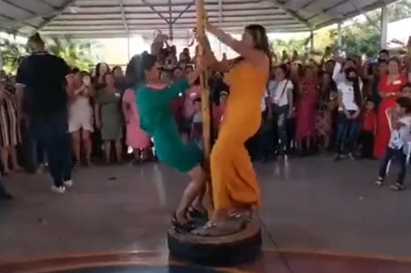 Critican a alcalde de Ajuchitlán por festejar a las mamás con concurso de table dance #VIDEO