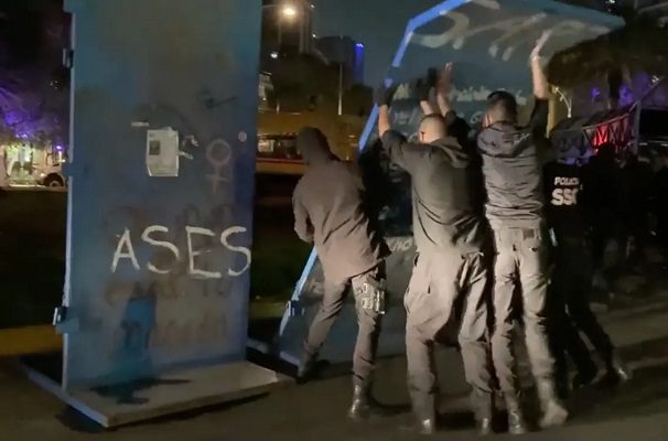 'Glorieta de las y los desaparecidos' amanece vallada tras retiro de fichas de búsqueda